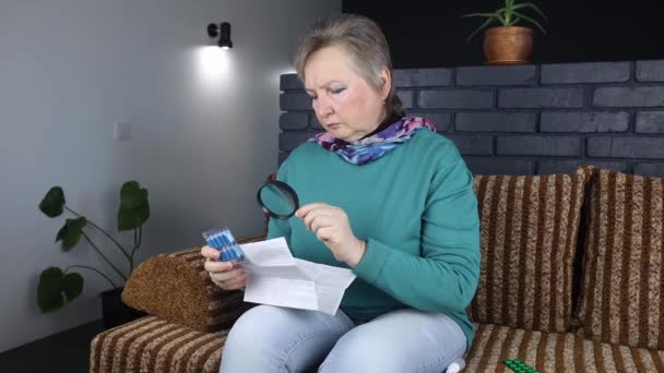 Starsza Kobieta Czyta Instrukcje Dotyczące Leków Kobieta Patrzy Listę Skład — Wideo stockowe