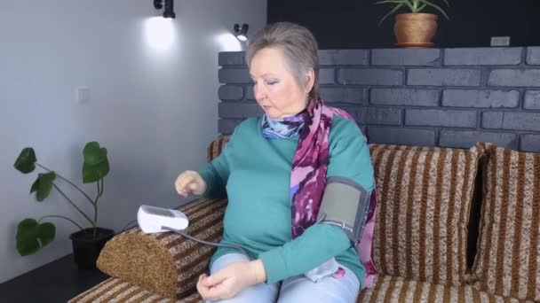 Ηλικιωμένη Μετράει Την Αρτηριακή Πίεση Συσκευή Για Αυτοδιάγνωση Και Έλεγχο — Αρχείο Βίντεο