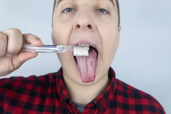 Língua Limpa Close Homem Realizando Higiene Antimicrobiana Com Uma Escova — Fotografia de Stock