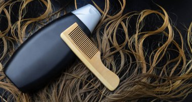 Saf saç şampuanı. Altın bukleler, sabun köpükleri, sağlam şampuan ve tarak karışımı. Kadınların uzun saçla ilgilenmesi konsepti.