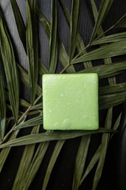 Saf saç şampuanı. Altın bukleler, sabun köpükleri, sağlam şampuan ve tarak karışımı. Kadınların uzun saçla ilgilenmesi konsepti.