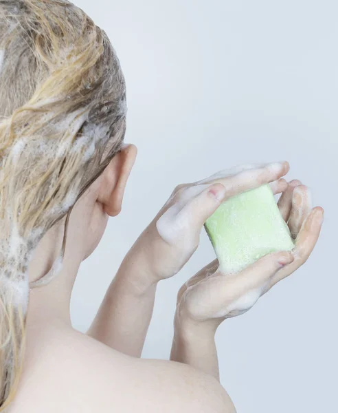 Masivní Šampon Vlasy Detailní Záběr Blondýnky Koupelně Která Myje Vlasy — Stock fotografie