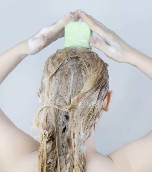 Masivní Šampon Vlasy Detailní Záběr Blondýnky Koupelně Která Myje Vlasy — Stock fotografie
