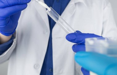 Tıbbi laboratuvar asistanı sperm ile test tüpünü kontrol ediyor. Spermogram. Erkek doğurganlık testi. Test tüpünde sperm. Üreme sistemi kontrolü. Suni döllenme için donör uygunluk testi