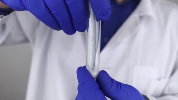 Assistente Medico Laboratorio Controlla Una Provetta Con Sperma Spermogramma Test — Video Stock