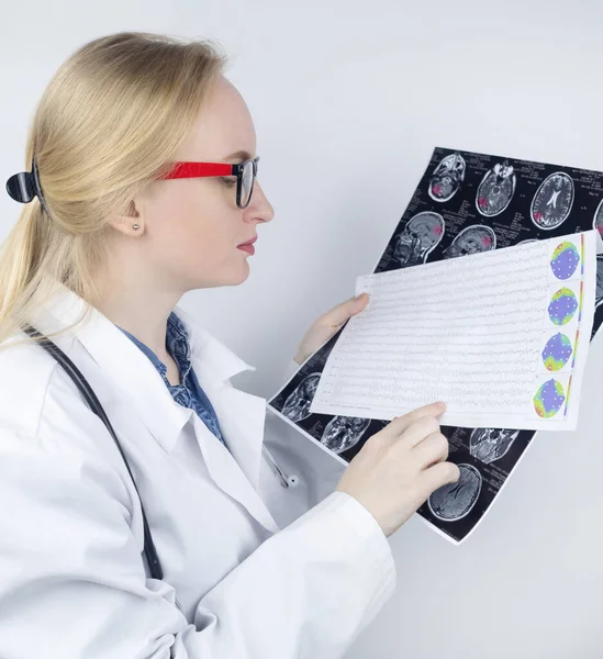 Epileptologist Examines Patient Mri Electroencephalogram Concept Treating Epilepsy Helping People — Foto de Stock