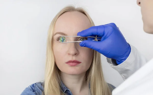 Conceptuele Opname Van Een Oogkristallijne Lensvervanging Oogheelkundige Chirurgie Terug Het — Stockfoto