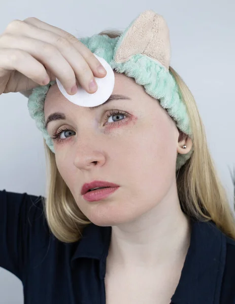 Allergie Voor Cosmetica Het Meisje Kijkt Naar Puistjes Rond Haar — Stockfoto