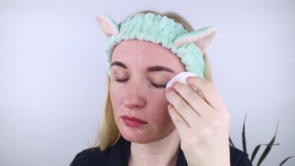 Allergie Aux Cosmétiques Fille Regarde Les Boutons Autour Ses Yeux — Video