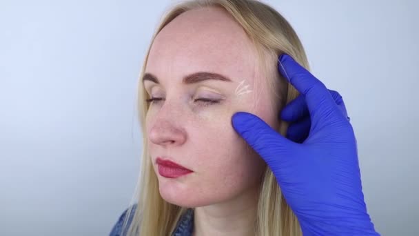 Lipvergroting Voor Siliconen Injecties Lippen Professionele Cosmetoloog Vergroot Grootte Zichtbaar — Stockvideo