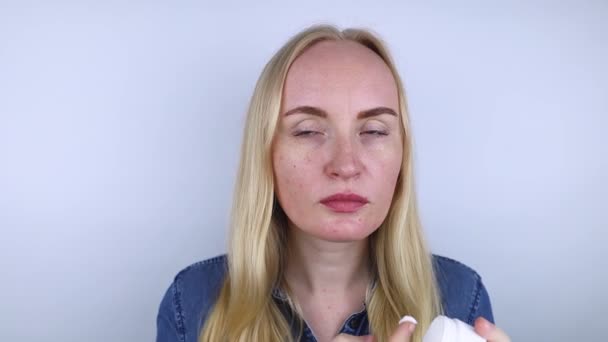 Αλλεργία Στα Καλλυντικά Κορίτσι Πήρε Ακμή Από Μια Κακή Ποιότητα — Αρχείο Βίντεο