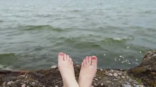 Pernas Oceano Vídeo Conceitual Mulheres Pernas Fundo Das Ondas Lago — Vídeo de Stock