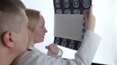 Epileptolog hasta MRI ve elektroansefalogramı inceliyor. Epilepsi tedavisi ve bu hastalıktan muzdarip insanlara yardım etme kavramı. Nörolog. Beynin patolojisi. Nöbet aktivitesi
