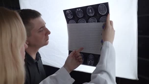 Epileptoloog Onderzoekt Patiënt Mri Elektroencefalogram Concept Behandelen Van Epilepsie Het — Stockvideo