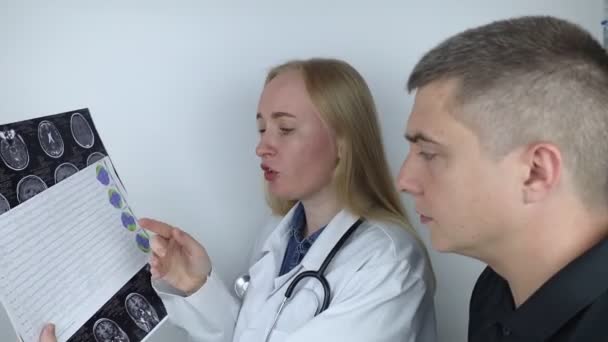 Epileptoloog Onderzoekt Patiënt Mri Elektroencefalogram Concept Behandelen Van Epilepsie Het — Stockvideo