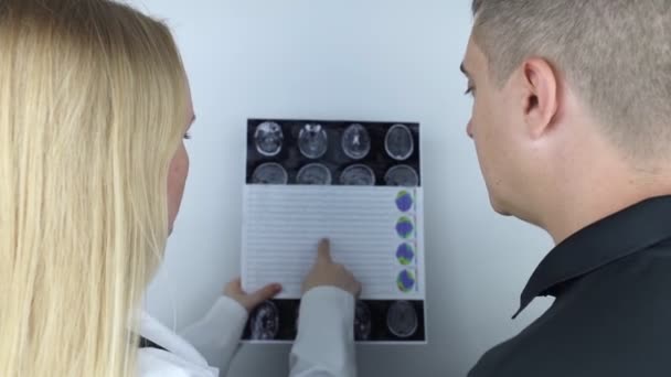 Epileptologista Examina Ressonância Magnética Paciente Eletroencefalograma Conceito Tratar Epilepsia Ajudar — Vídeo de Stock