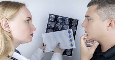 Epileptolog hasta MRI ve elektroansefalogramı inceliyor. Epilepsi tedavisi ve bu hastalıktan muzdarip insanlara yardım etme kavramı. Nörolog. Beynin patolojisi. Nöbet aktivitesi