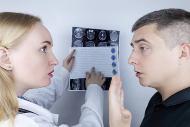 Epileptolog hasta MRI ve elektroansefalogramı inceliyor. Epilepsi tedavisi ve bu hastalıktan muzdarip insanlara yardım etme kavramı. Nörolog. Beynin patolojisi. Nöbet aktivitesi