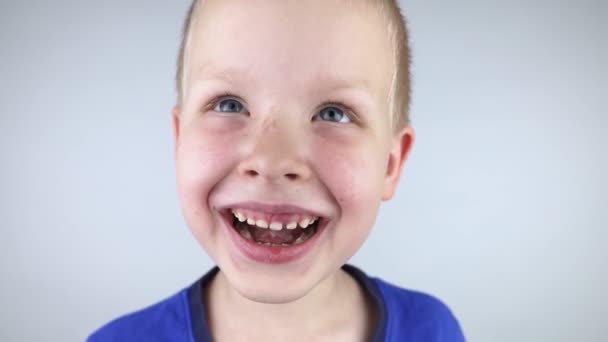 Uvolnit Dětské Zuby Blonďatý Chlapec Rukou Dotkne Mléčného Zubu Ukáže — Stock video