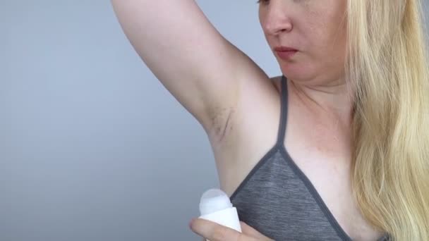 Armpit Rash Underarm Skin Irritation Blonde Girl Shows Irritation Skin — 图库视频影像