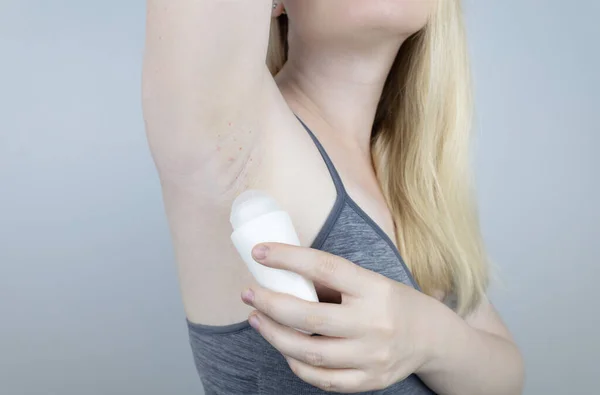 Armpit Rash Underarm Skin Irritation Blonde Girl Shows Irritation Skin — Foto de Stock