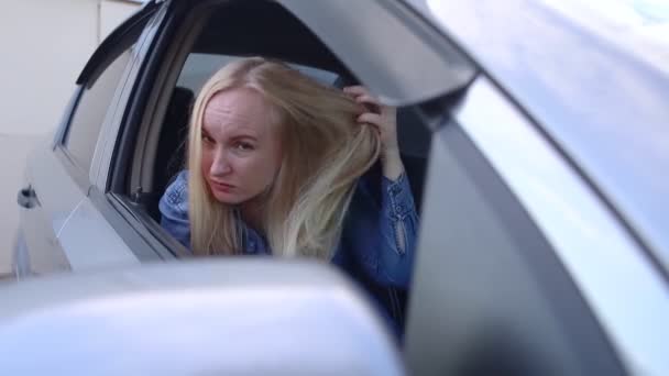 Dry Shampoo Blonde Girl Sprays Shampoo Her Hair Problem Oily — Αρχείο Βίντεο
