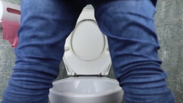 前列腺炎的概念 一个男人的后视镜 很难尿 难尿与前列腺炎 听到滴水声看一个男人的厕所和腿 用清水模拟尿液 — 图库视频影像