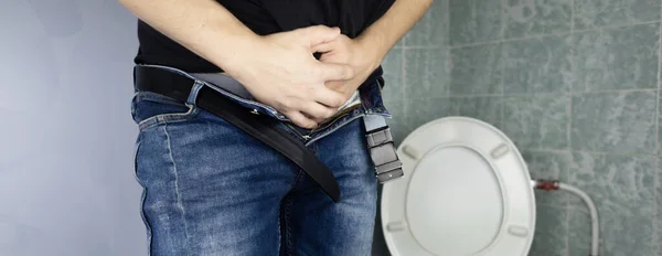 前立腺炎の概念 男のリアビューでは おしっこするのは難しい 前立腺炎で排尿困難 トイレと男の足のビュー 澄んだ水と尿の模倣 トイレの病気 — ストック写真