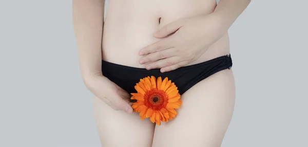 Virginidad Menstruación Días Críticos Fotografía Conceptual Niña Sostiene Una Flor — Foto de Stock