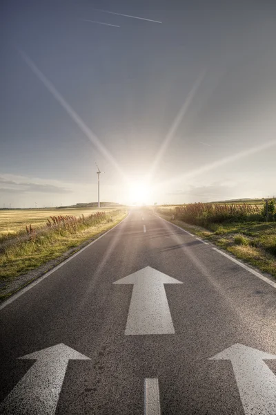 Route asphaltée dans le pays — Photo