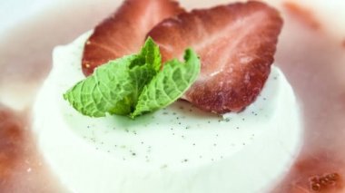 çilek-ravent tepesi ile Panna cotta