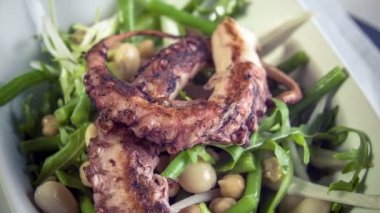 Nohut fasulye salatası ve soğancık Izgara ahtapot