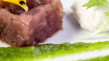 Tuna tartare ile beyaz kuşkonmaz Mus