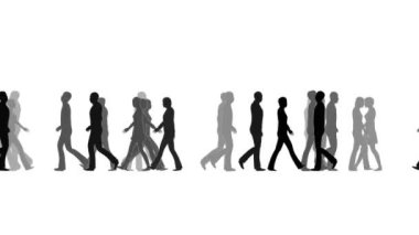 kalabalığın içinde yürüyen insanların akışı