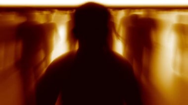 soyut insan kalabalıkta yürürken