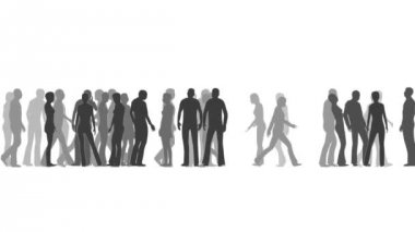 kalabalığın içinde yürüyen insanların akışı