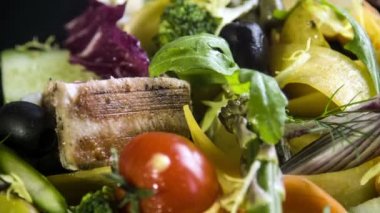 beyazlatılmış ve taze mevsimlik sebze çeşitli