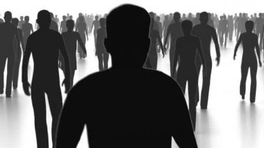 insanlar kalabalıkta yürürken