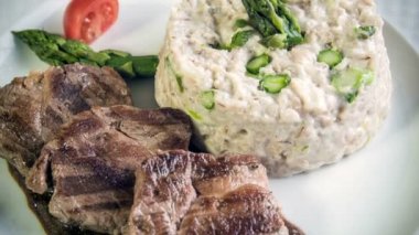 domuz eti bonfile kuşkonmaz risotto ile madalyonlar