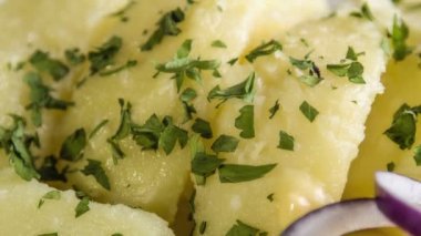 kuşkonmaz ile peynir ve tereyağlı patates