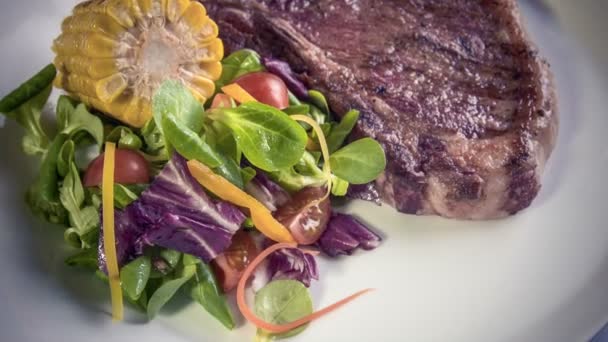 T-Bone steak med grillad majskolv — Stockvideo