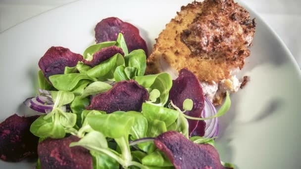 Κοτόπουλο φούρνου πανέ Πάντσο με σαλάτα καλαμποκιού — Αρχείο Βίντεο