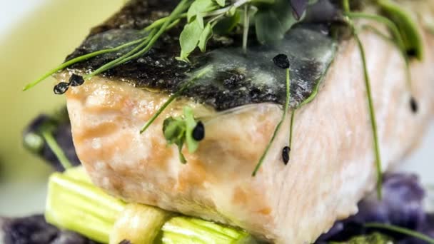 Filé de salmão com espargos assados em massa folhada — Vídeo de Stock