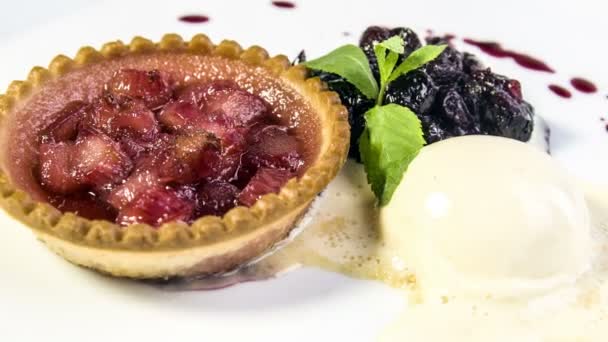 Rhubarb tartlet with honey ice cream — Stock Video