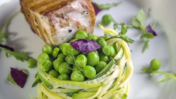 Bife de peixe com guisado de abobrinha-ervilha — Vídeo de Stock