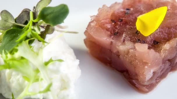 Tuna tartare with white asparagus mousse — Stock Video