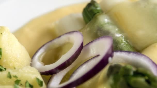 Espárragos con queso y patatas con mantequilla — Vídeos de Stock