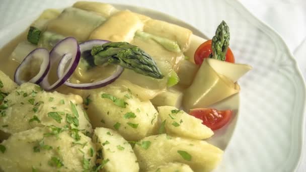 Asparagus with cheese and buttered potatoes — Stock Video