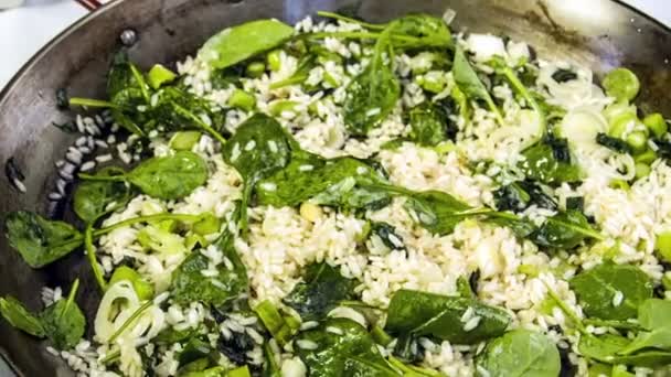 Paella con espárragos verdes y blancos — Vídeos de Stock