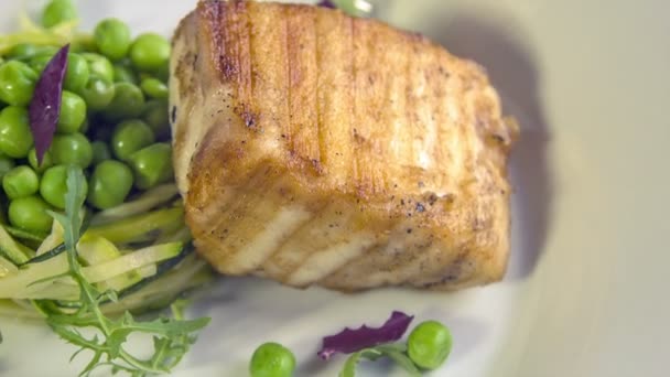 Fish steak with zucchini-pea stew — Stock Video
